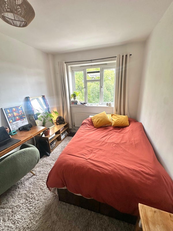 Flat Thurtle Road in Greater London