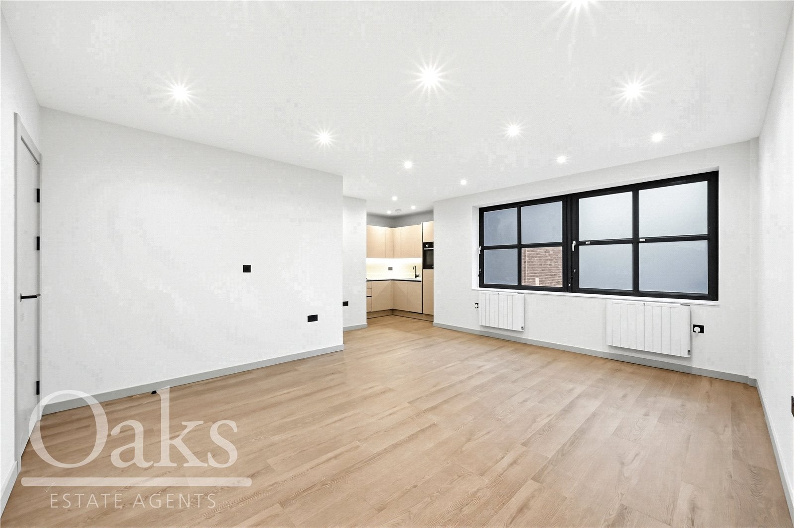 Flat Dingwall Road in Greater London
