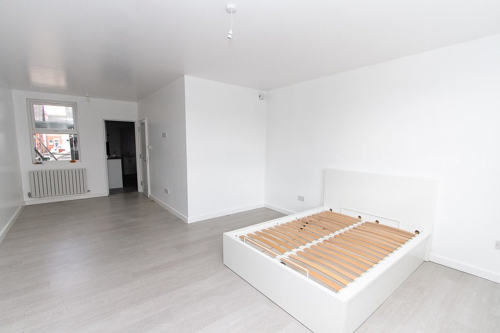 Flat Kingsland Avenue in Coventry