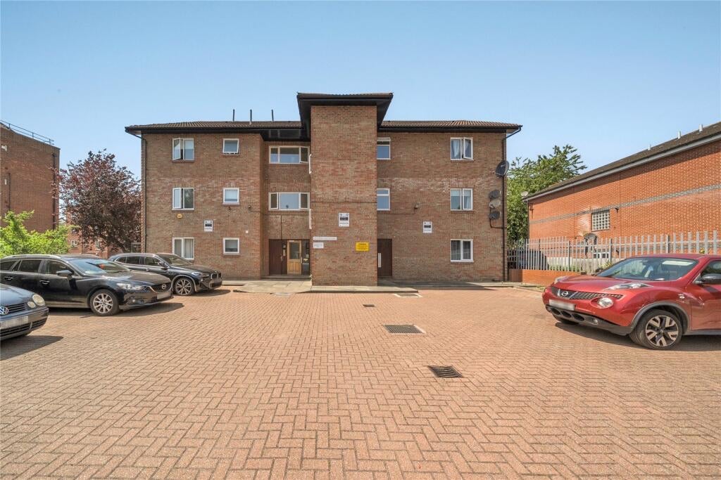 Flat Cress Mews in Greater London