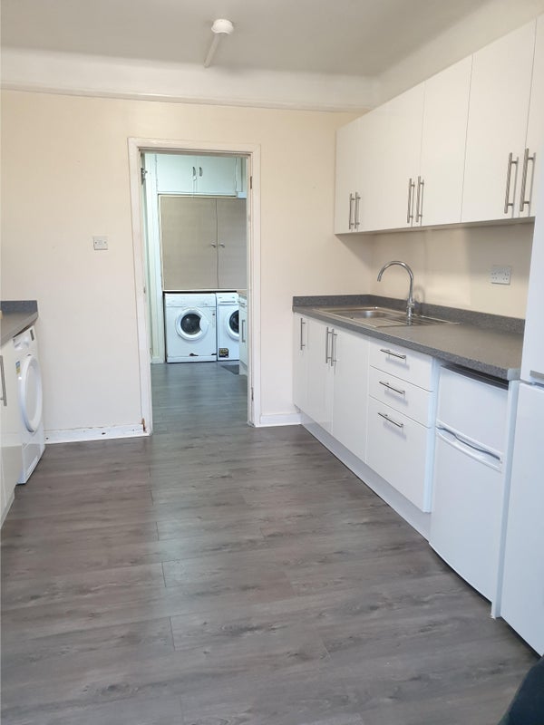 Room The Limes Avenue in Greater London