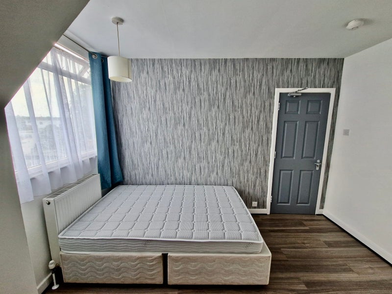Room The Limes Avenue in Greater London
