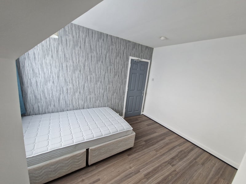 Room The Limes Avenue in Greater London