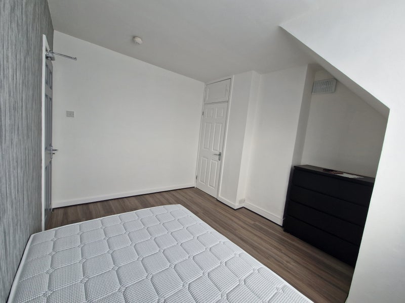 Room The Limes Avenue in Greater London