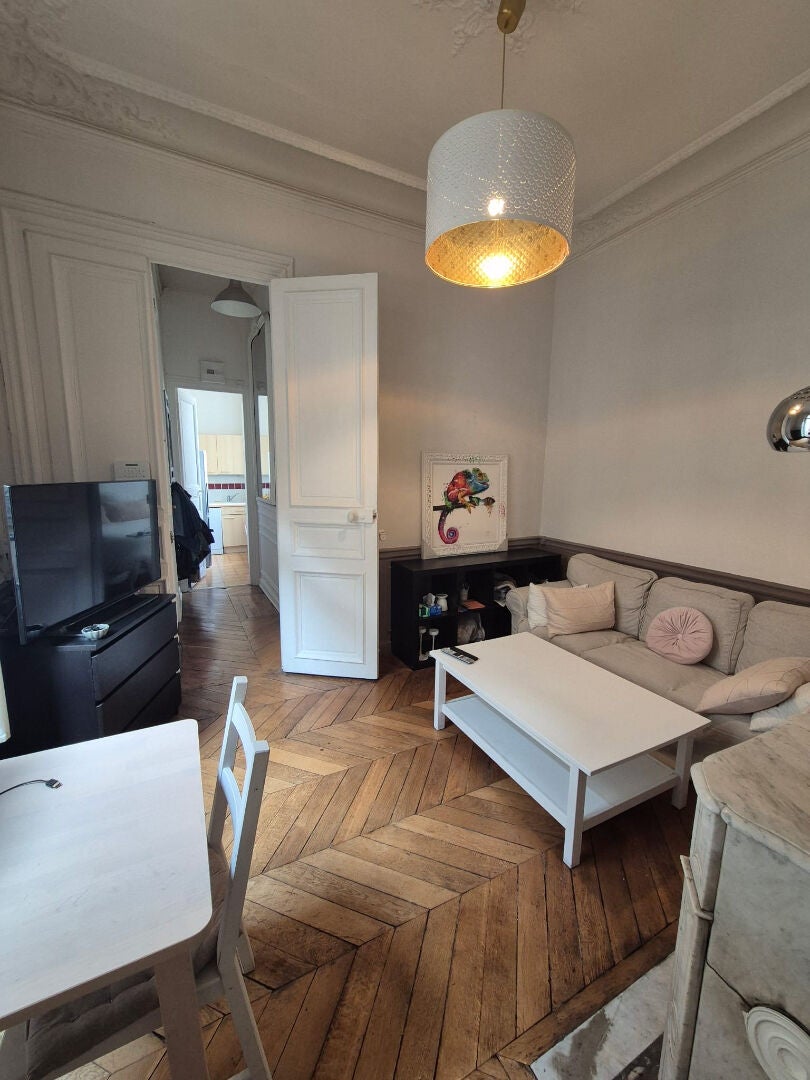 Flat Rue François-Iᵉʳ in Paris
