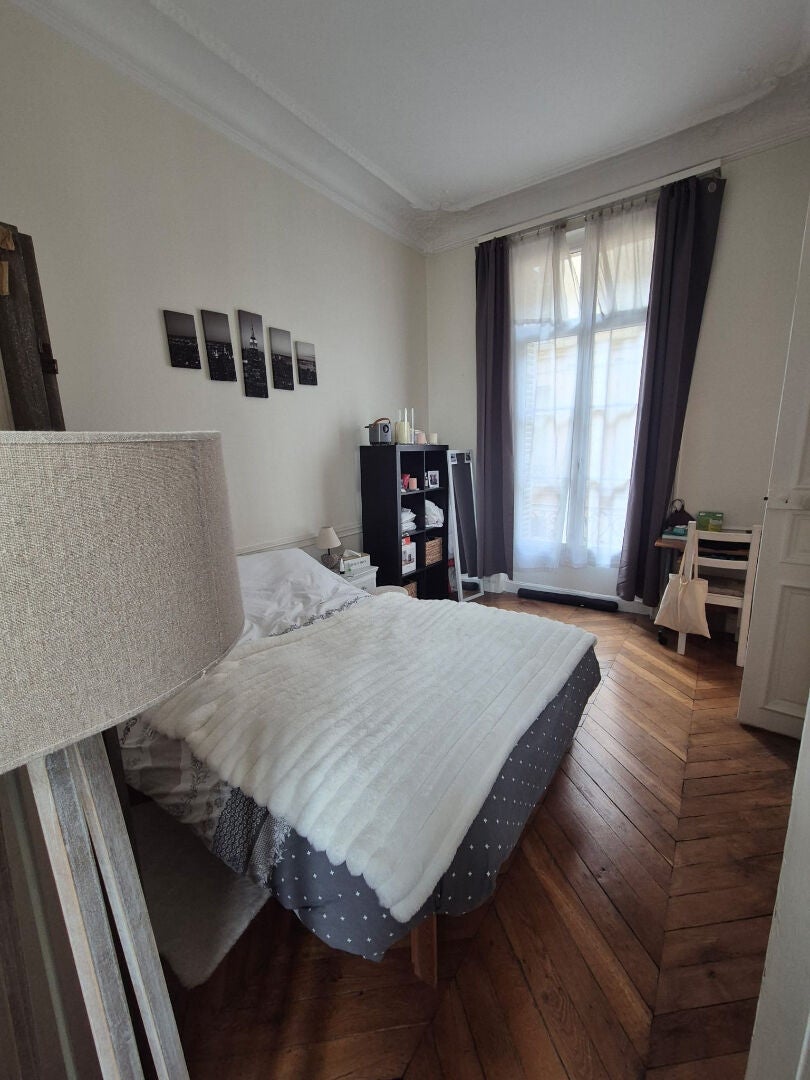 Flat Rue François-Iᵉʳ in Paris