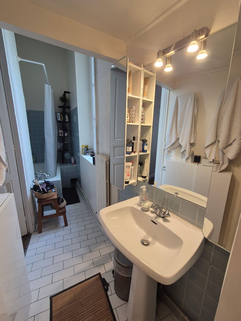 Flat Rue François-Iᵉʳ in Paris