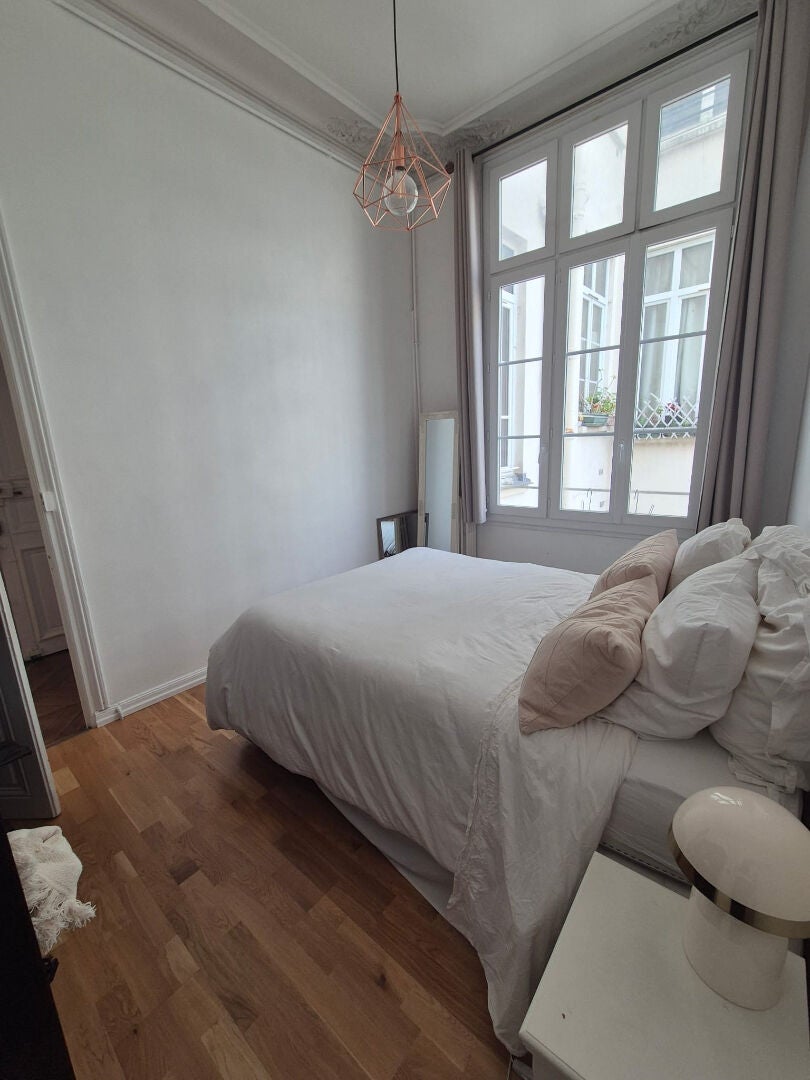 Flat Rue François-Iᵉʳ in Paris