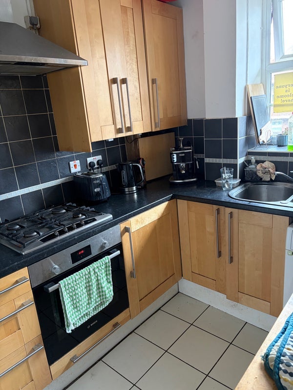 Room Grove Road in Greater London