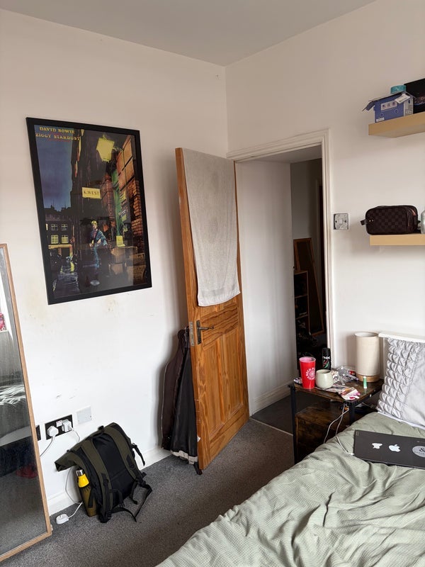 Room Grove Road in Greater London