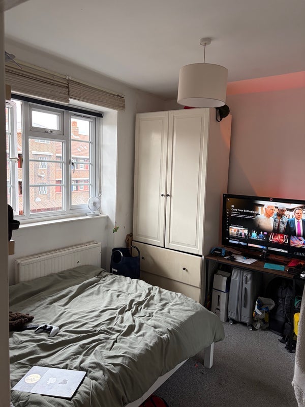 Room Grove Road in Greater London