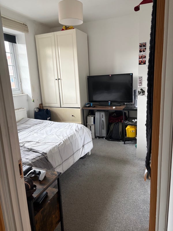 Room Grove Road in Greater London
