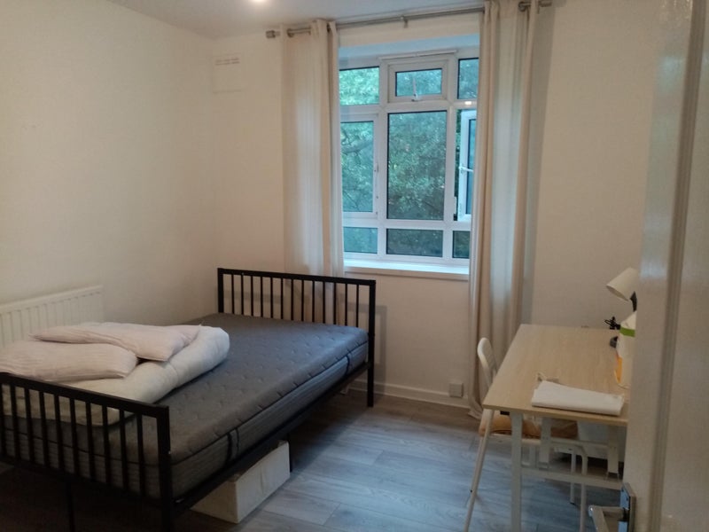 Room Estate Road in Greater London