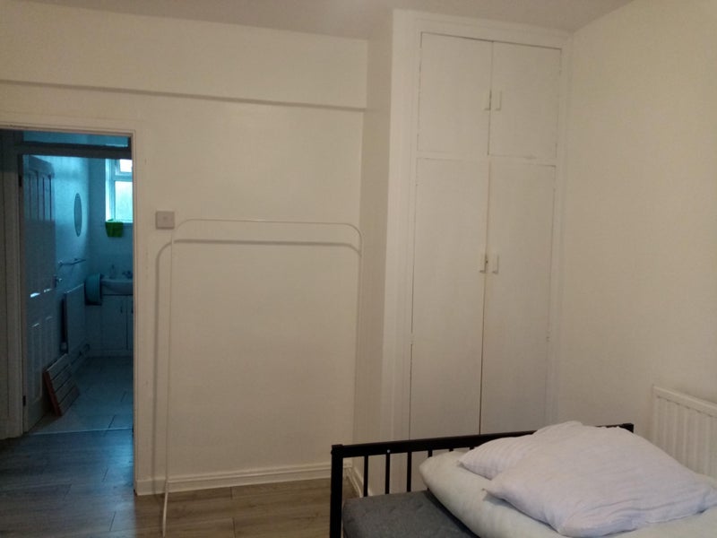 Room Estate Road in Greater London