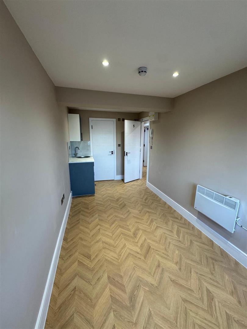 Flat Byron Close in Elmbridge