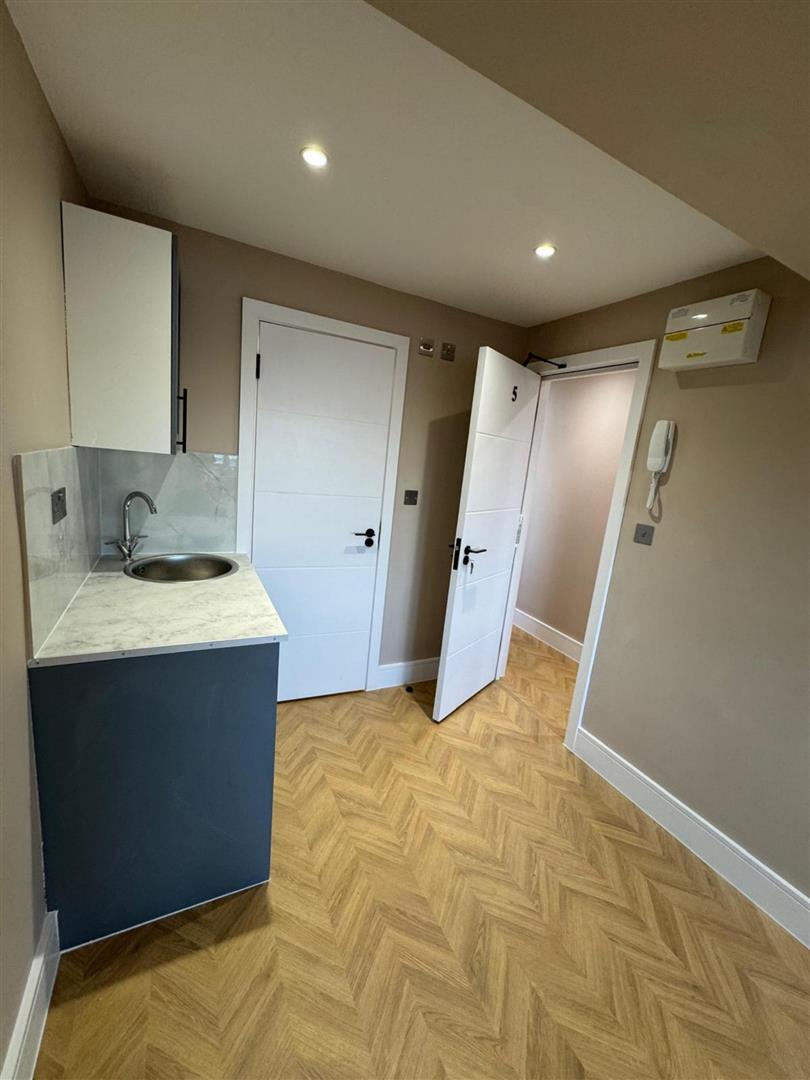 Flat Byron Close in Elmbridge