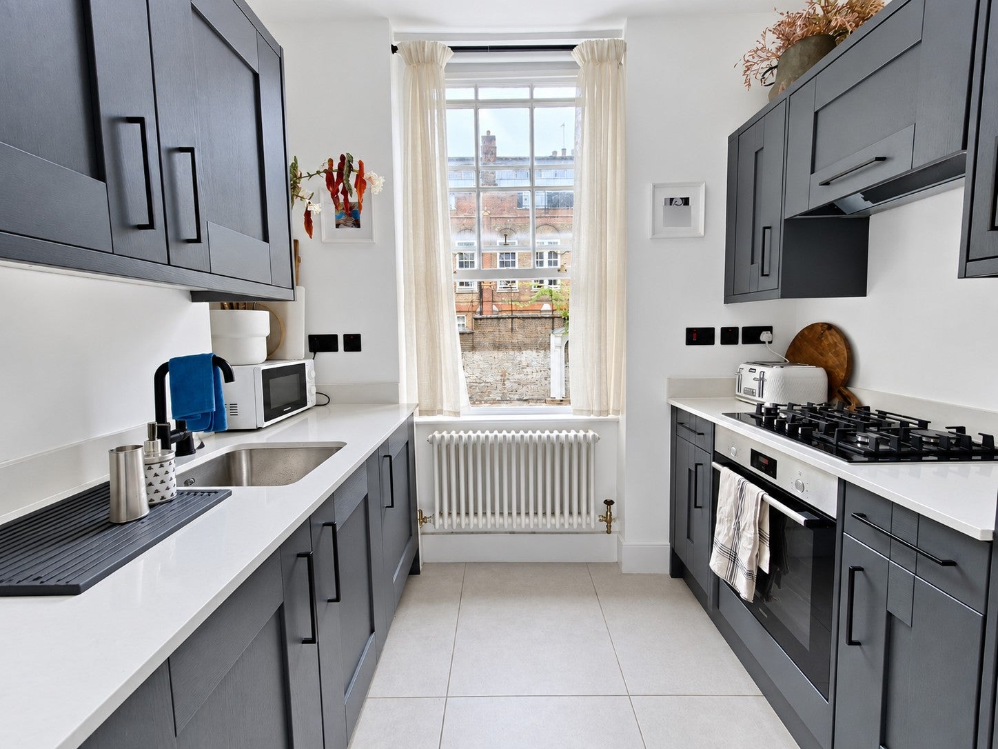 Flat Cable Street in Greater London