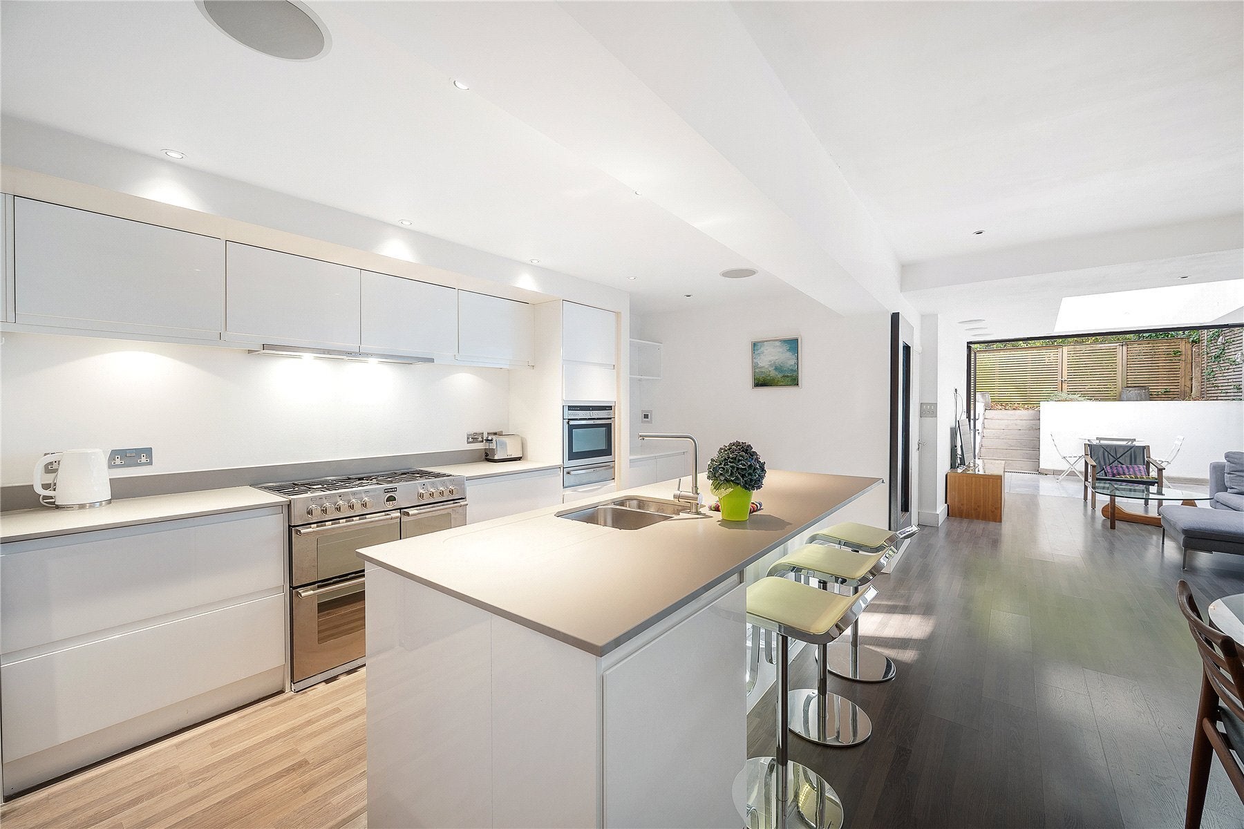 Flat Elgin Crescent in Greater London
