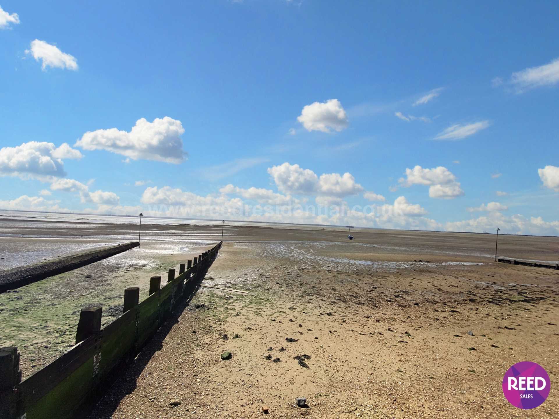 Flat Chalkwell Esplanade in Southend-on-Sea