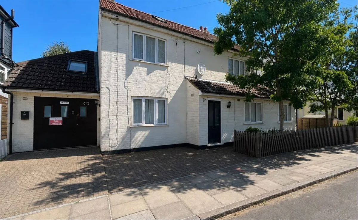 House Myrtle Road in Greater London