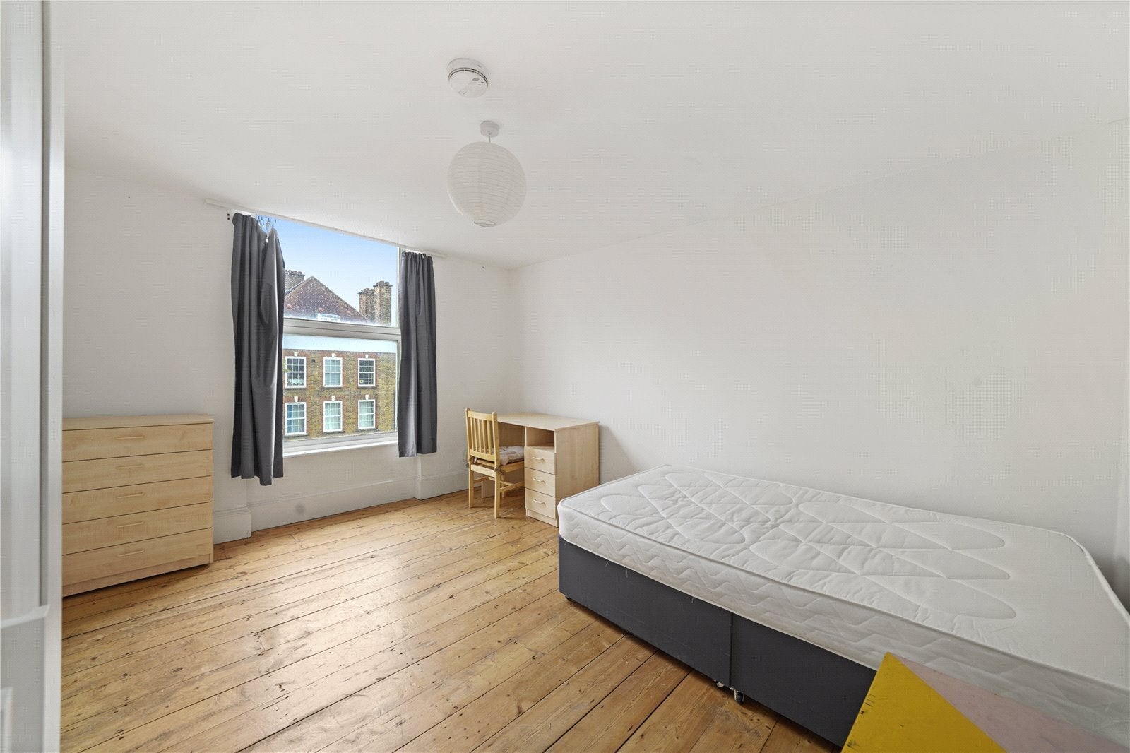 Flat Hazellville Road in Greater London
