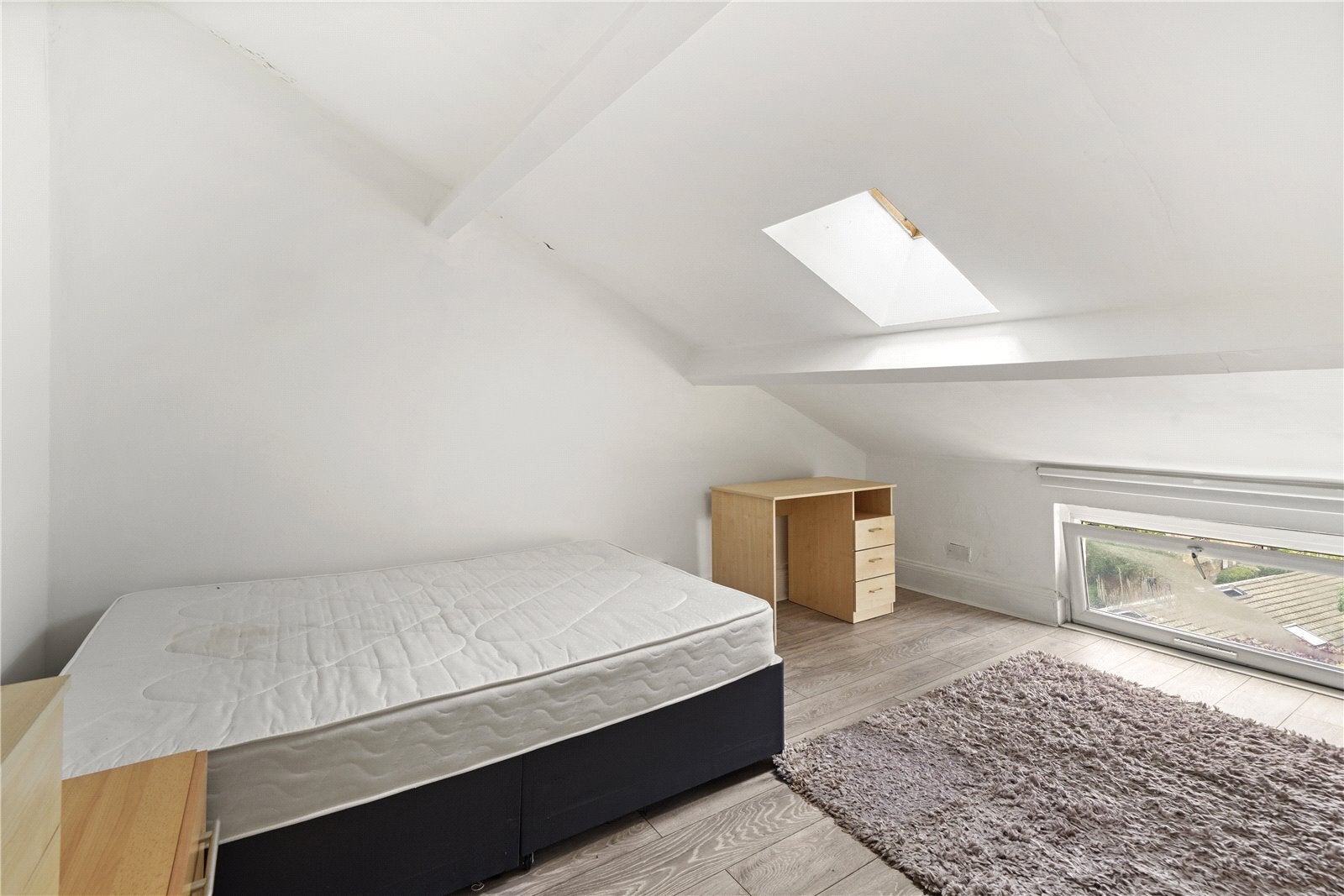 Flat Hazellville Road in Greater London