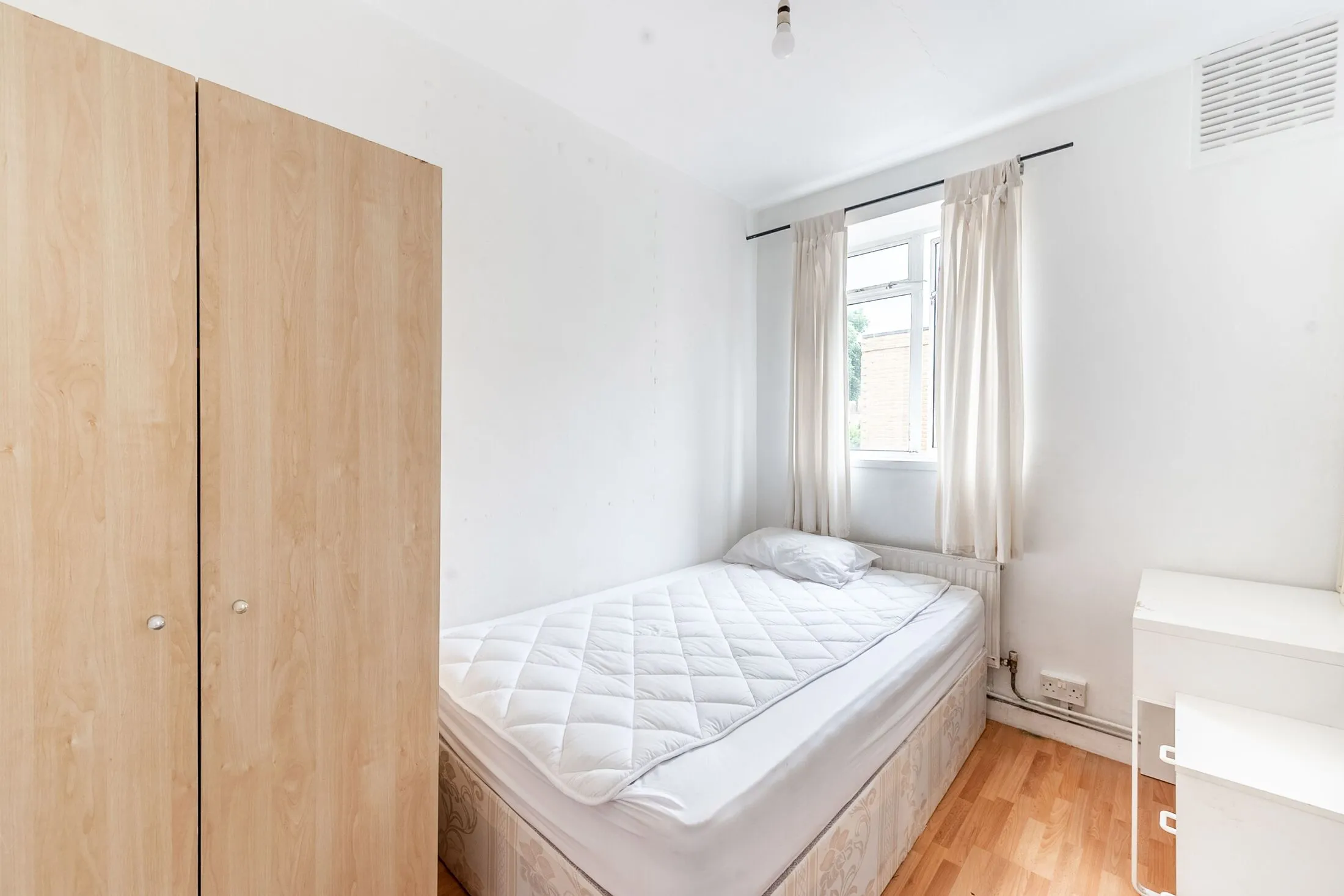 Flat Fernshaw Road in Greater London