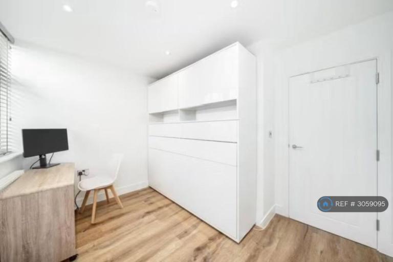Flat Colney Hatch Lane in Greater London