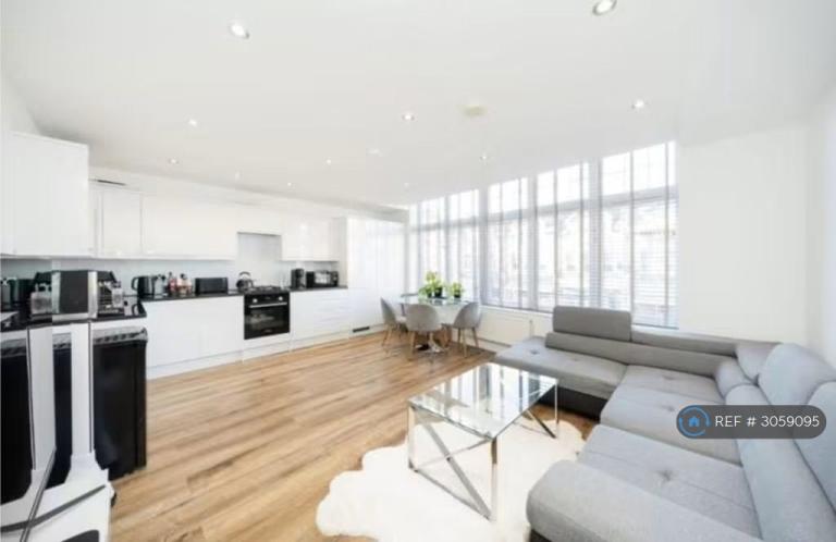 Flat Colney Hatch Lane in Greater London