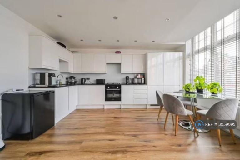 Flat Colney Hatch Lane in Greater London