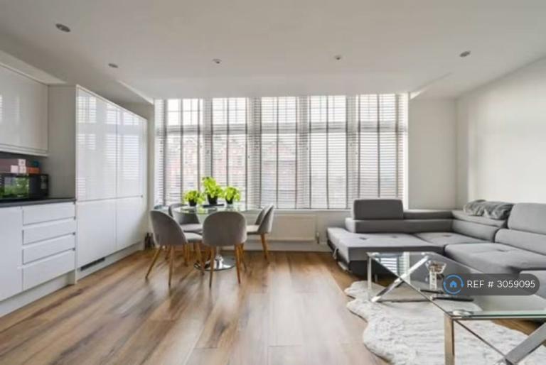 Flat Colney Hatch Lane in Greater London