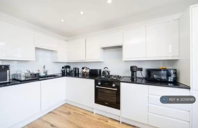 Flat Colney Hatch Lane in Greater London