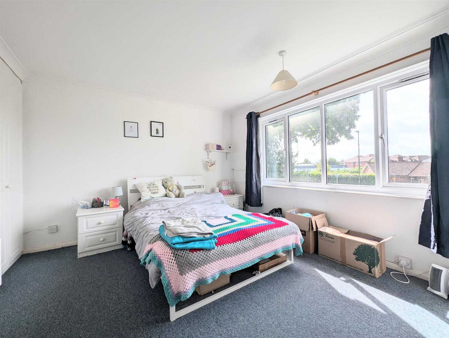 Room Kings Road Roundabout in Horsham