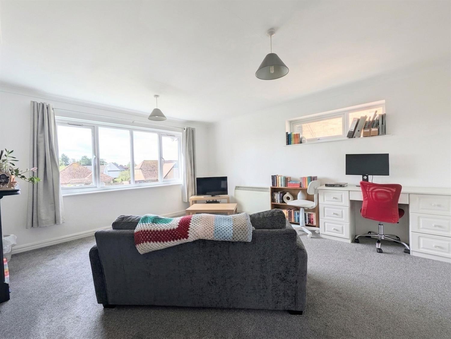 Room Kings Road Roundabout in Horsham