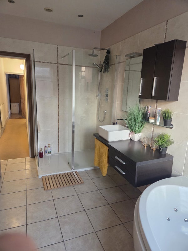 Room Glapton Road in Nottingham