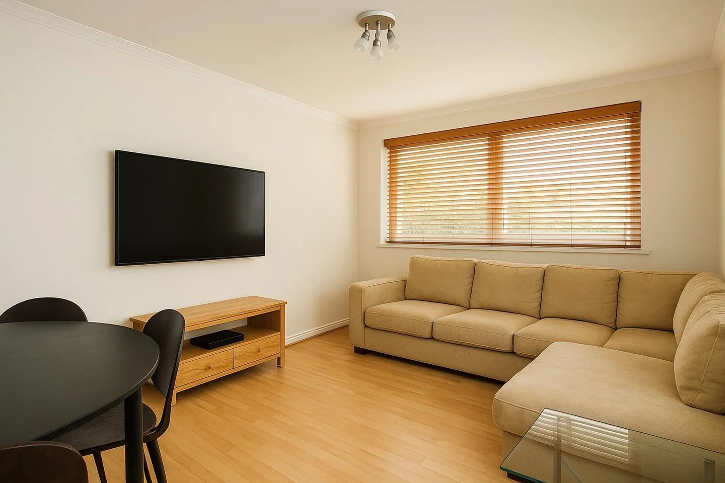 Flat Parkgate Road in Greater London