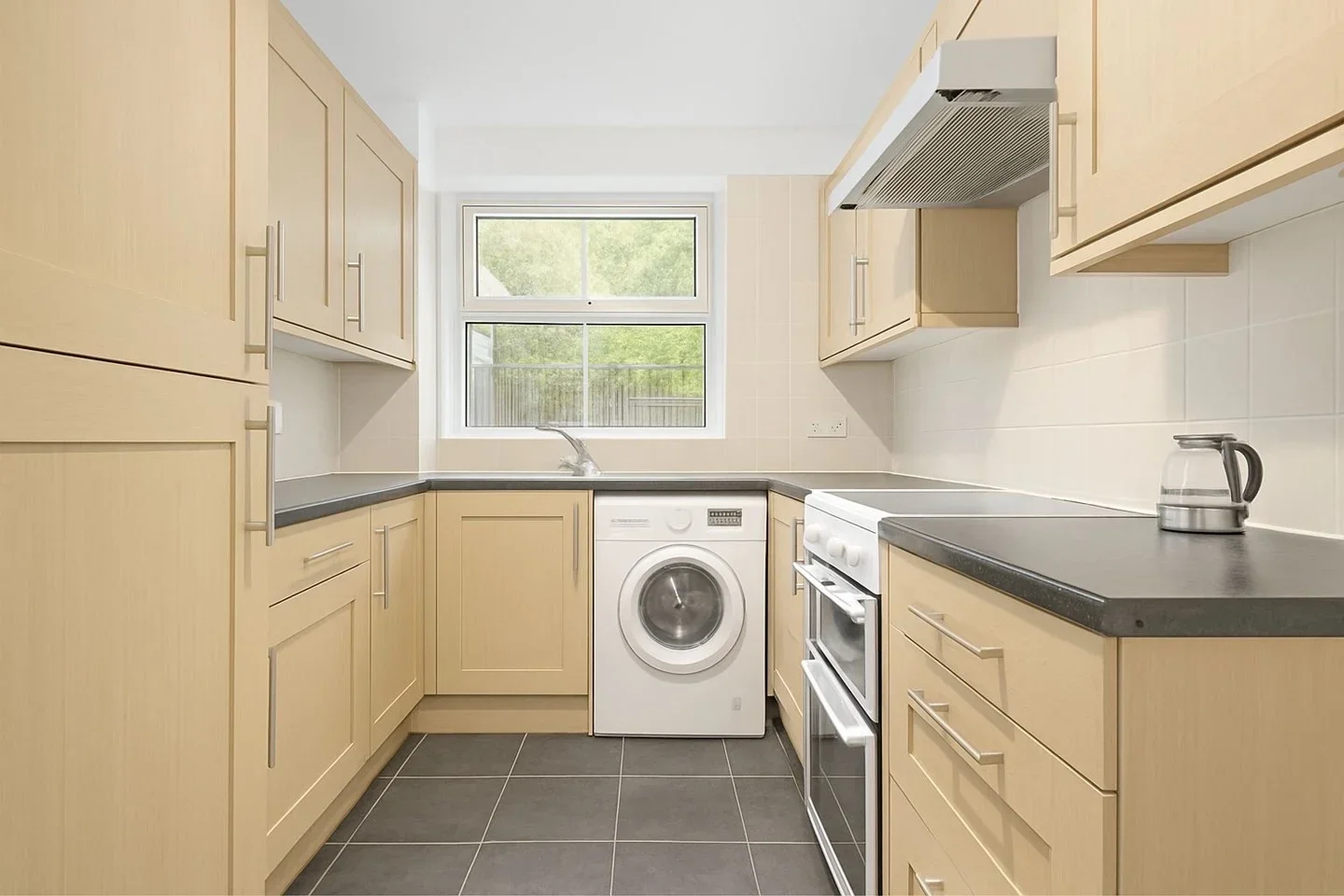 Flat Parkgate Road in Greater London