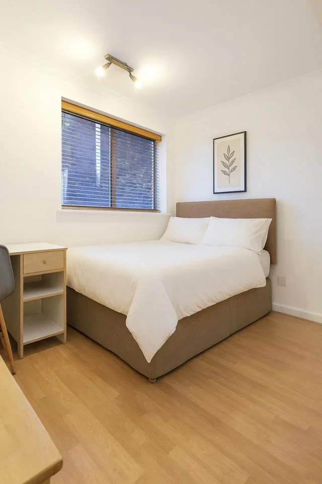 Flat Parkgate Road in Greater London