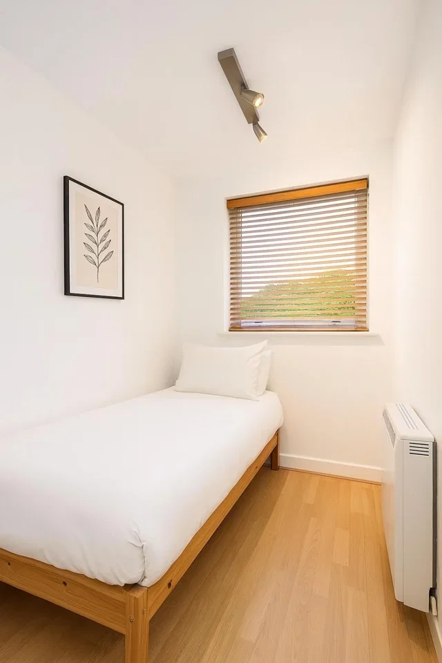 Flat Parkgate Road in Greater London