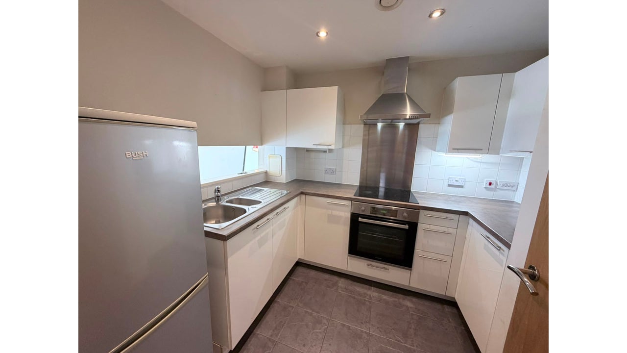 Flat Brookmill Road in Greater London