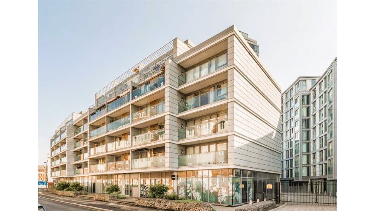 Flat Brookmill Road in Greater London