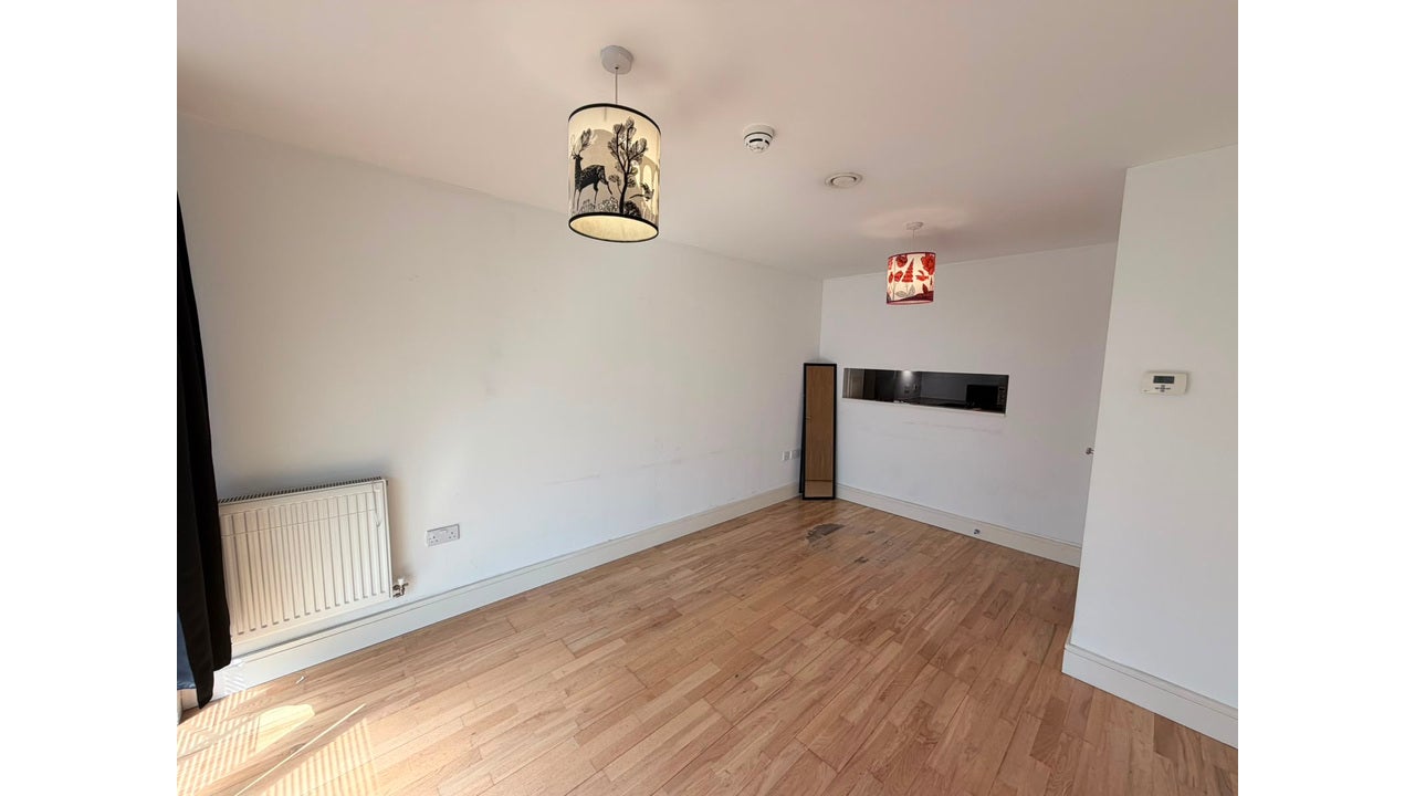 Flat Brookmill Road in Greater London