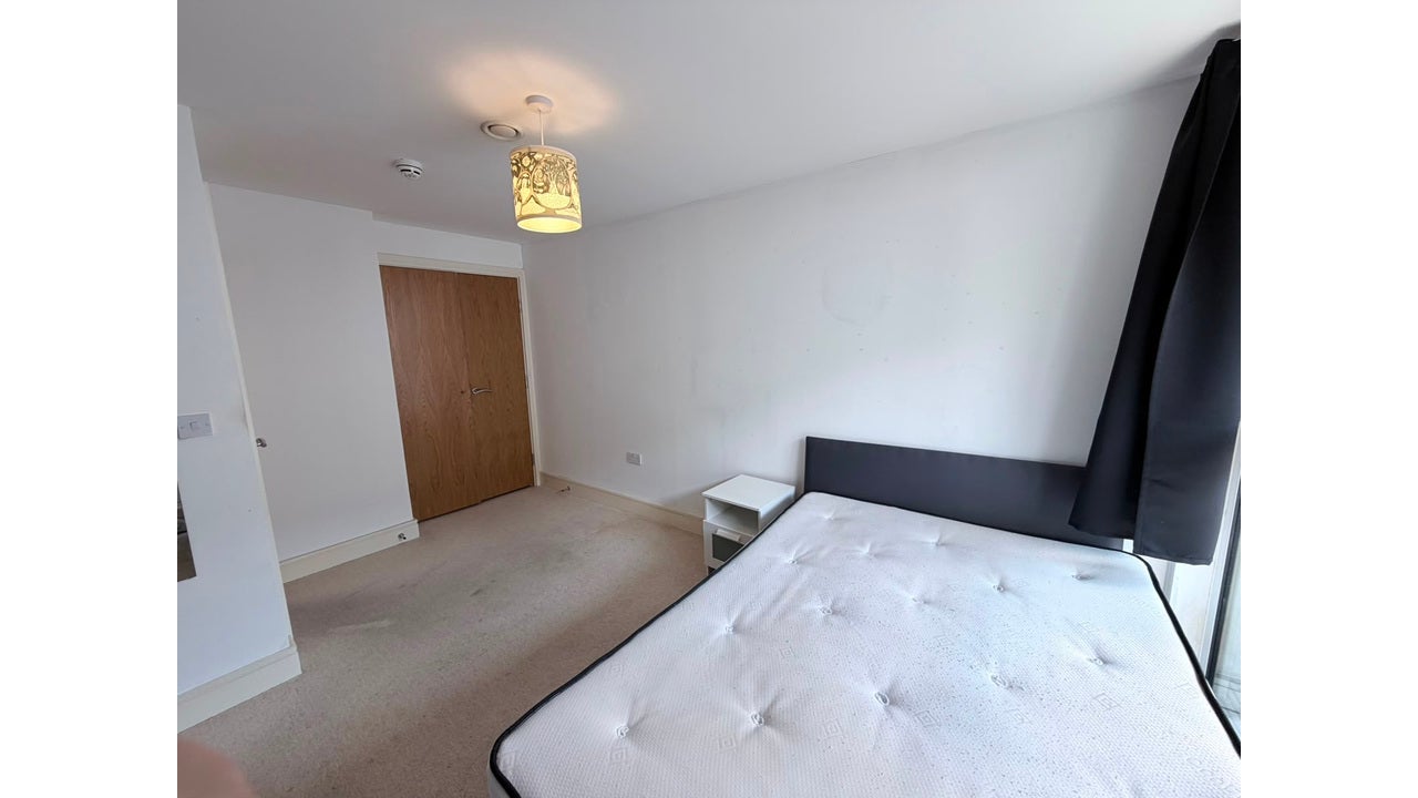 Flat Brookmill Road in Greater London