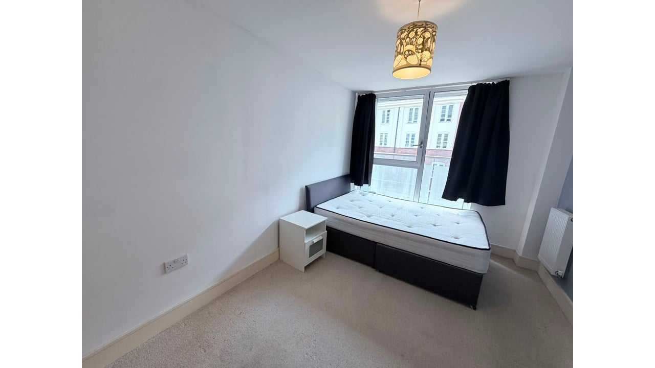 Flat Brookmill Road in Greater London