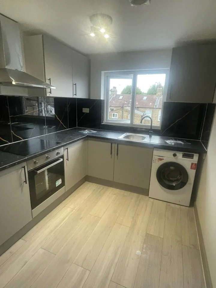 Flat Cheddington Road in Greater London