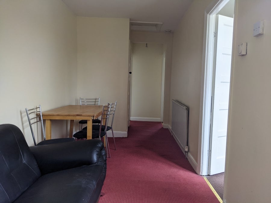 Flat Windsor Crescent in Northampton