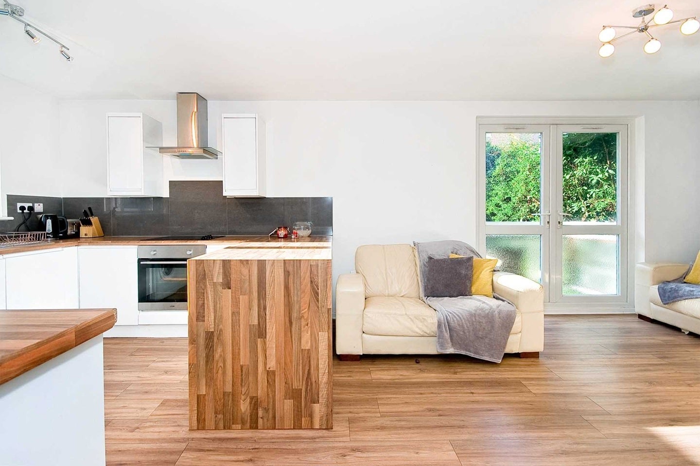 Flat Cedar Gardens in Greater London