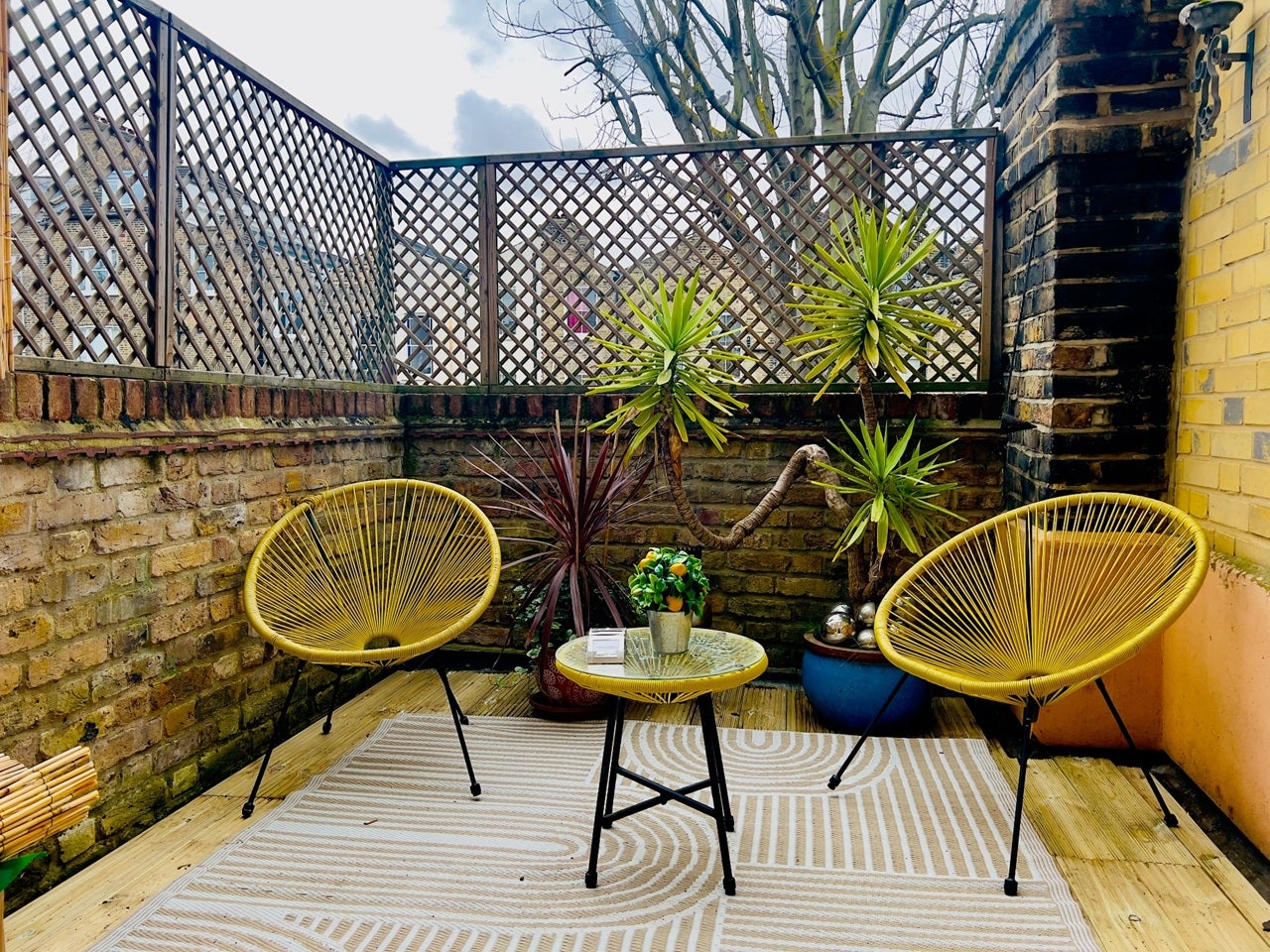 Flat Ferntower Road in Greater London