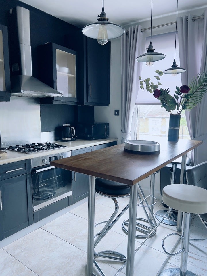 Flat Ferntower Road in Greater London