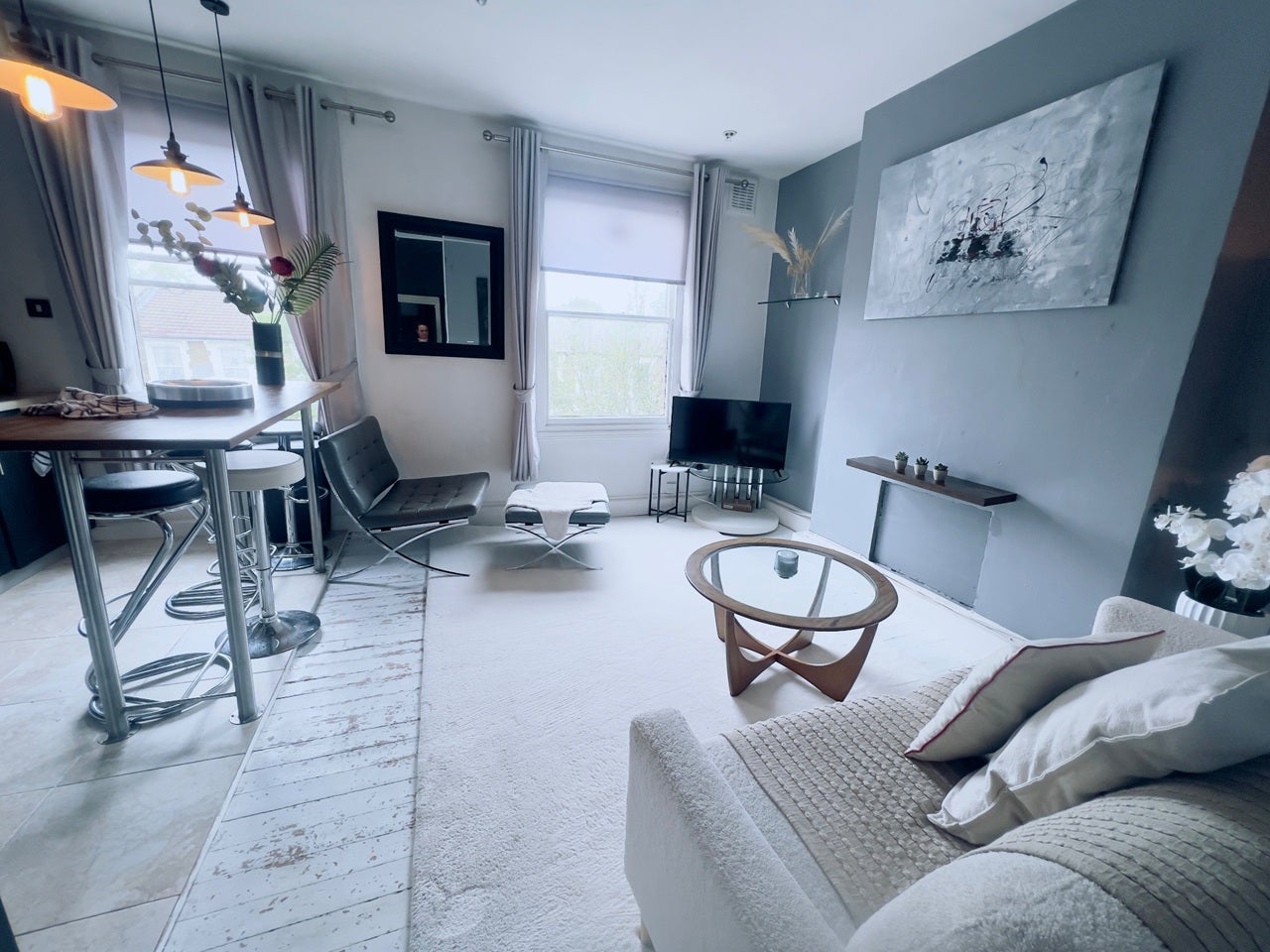 Flat Ferntower Road in Greater London